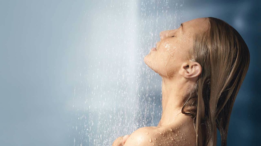 Nước ấm giúp giảm căng cơ, giảm đau nhức nên tắm nước ấm rất tốt trong ngày đèn đỏ