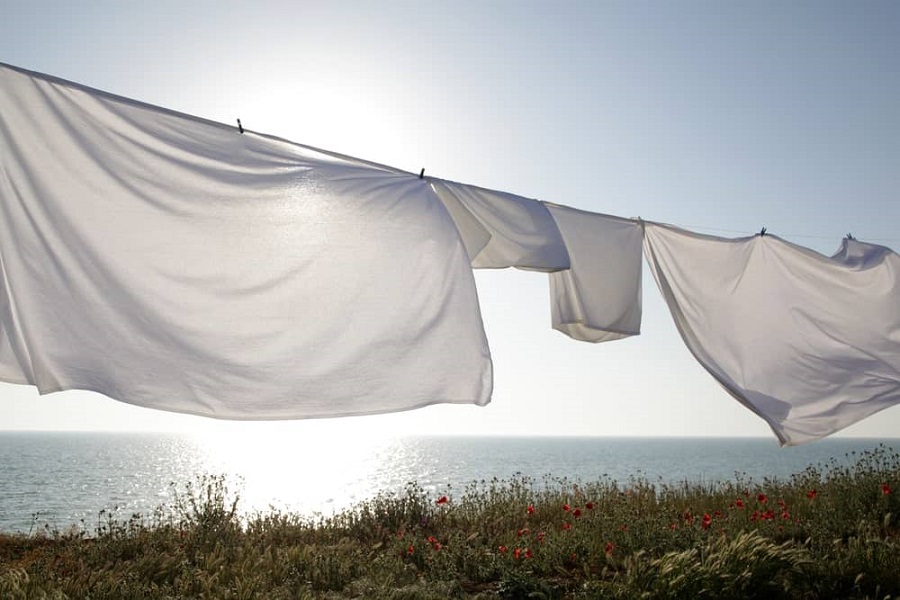 Phơi chăn mới giặt ở nơi thoáng gió, nắng nhẹ