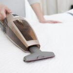 Sử dụng máy hút bụi để hút các loại loại bụi bẩn bám trên nệm