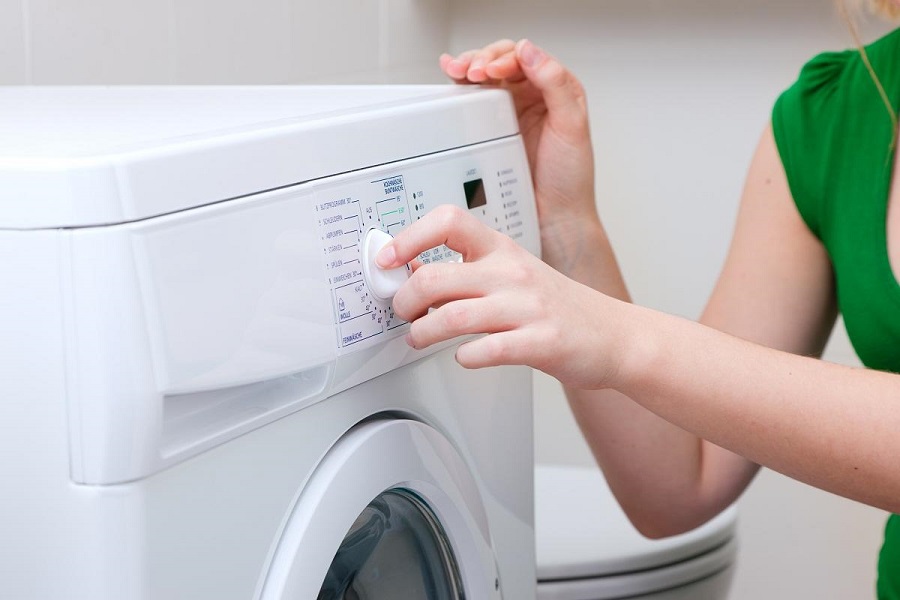 Giặt chăn nhung nhanh chóng bằng máy giặt với chế độ giặt nhẹ