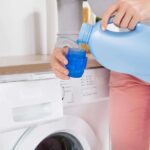 Lưu ý chọn chất tẩy rửa nhẹ, chế độ giặt ngâm khi giặt chăn nhung