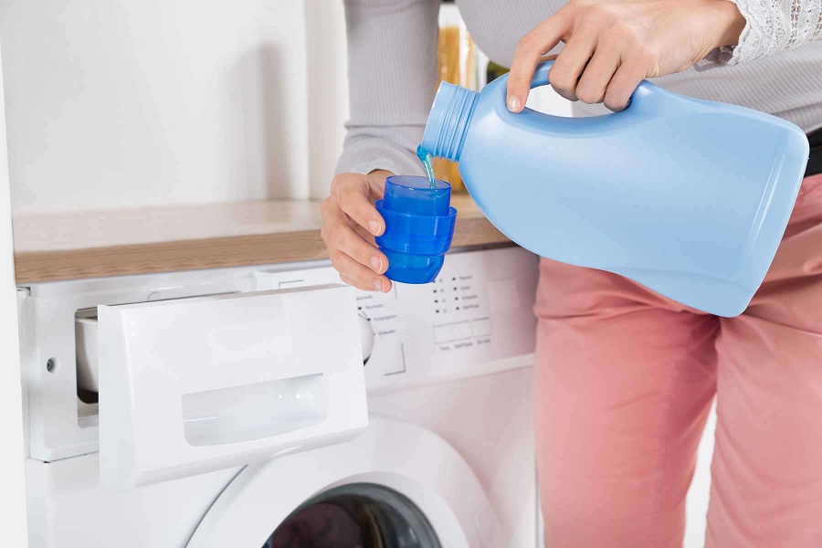 Lưu ý chọn chất tẩy rửa nhẹ, chế độ giặt ngâm khi giặt chăn nhung
