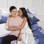 Một bộ chăn ga dịu nhẹ, êm ái sẽ giúp người cao tuổi đi vào giấc ngủ dễ hơn