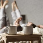 Uống trà vào ban đêm sẽ giúp bạn ngủ hơn hơn vì nó giàu chất theanine