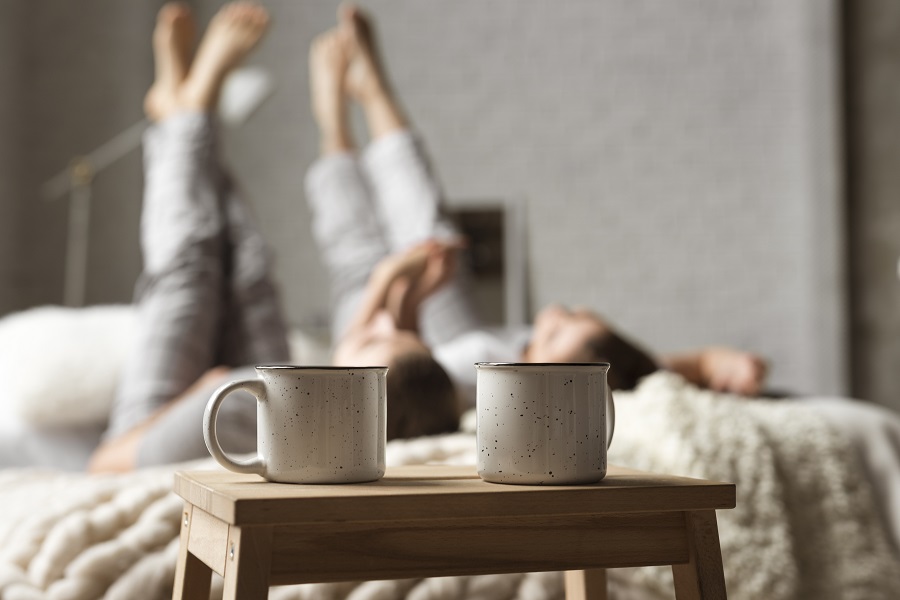 Uống trà vào ban đêm sẽ giúp bạn ngủ hơn hơn vì nó giàu chất theanine