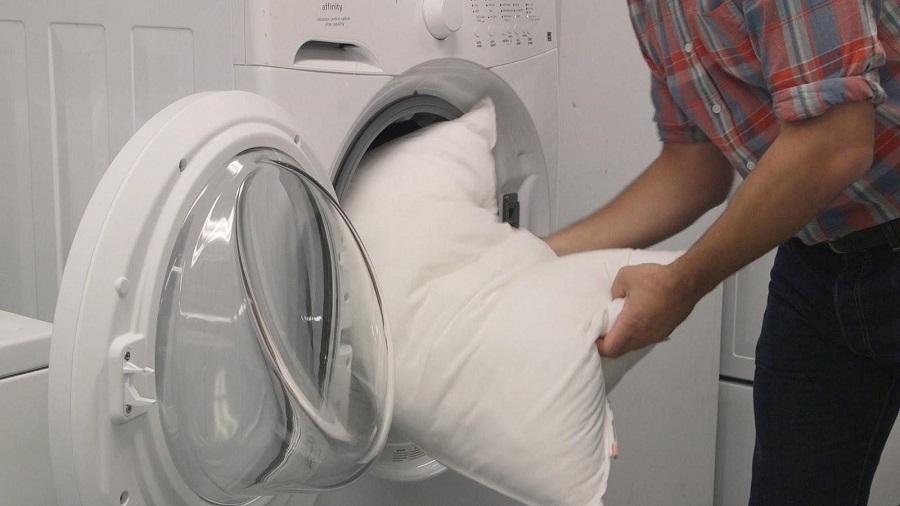 Giặt ruột gối bằng máy giặt giúp tiết kiệm thời gian