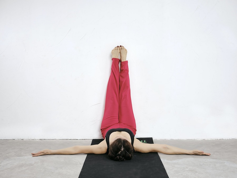 Tư thế yoga treo chân lên tường giúp đôi chân được thư giãn
