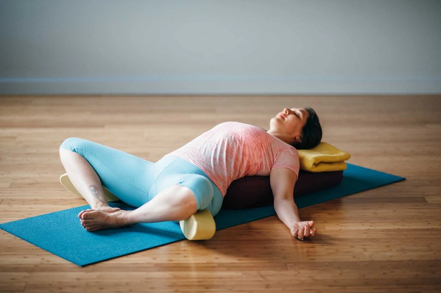 Tư thế yoga nằm ngửa giúp làm giảm căng thẳng cơ, hông và vùng đầu gối