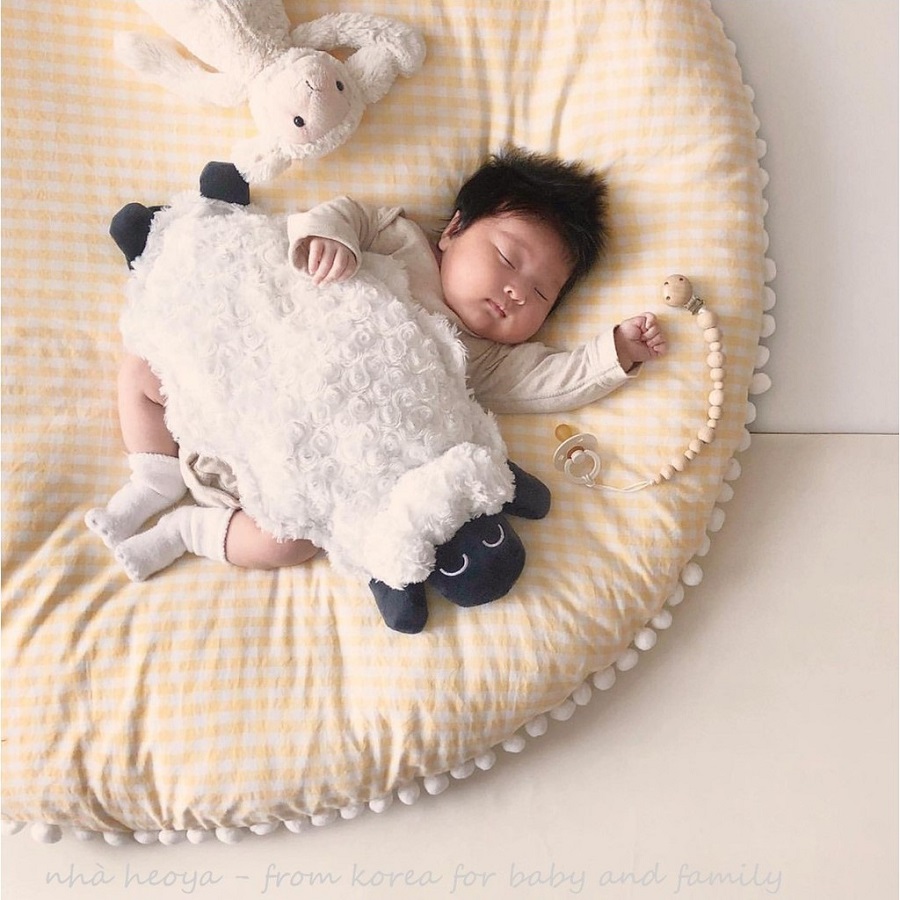 Đắp chăn, quấn chăn trên bụng cho bé sẽ giúp bé hạn chế vận động, xoa dịu cơ thể trẻ sơ sinh