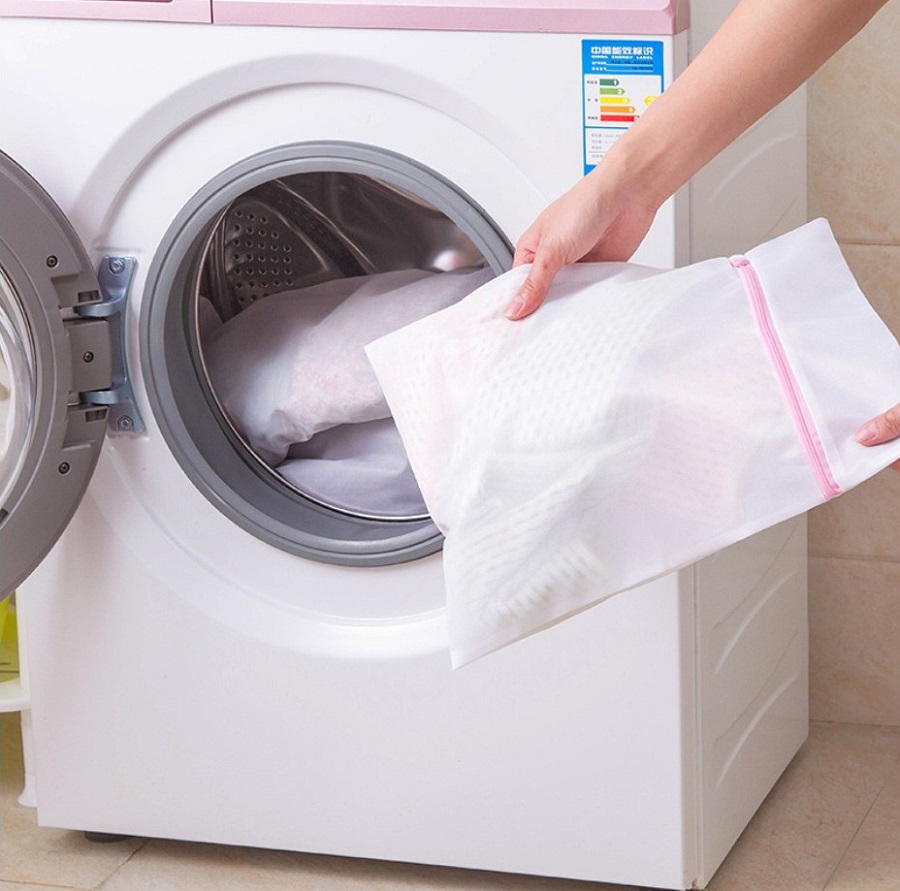 Cho ruột chăn vào túi trước khi đặt vào máy giặt để đảm bảo độ bền của chăn