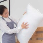 Vệ sinh định kỳ để giữ ruột gối bông và lông vũ luôn trắng sáng