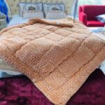 Chăn lông cừu có khả năng giữ ấm tốt, nhất là trong thời tiết lạnh giá