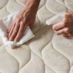 Cho dung dịch chanh sả vào bình xịt phun sương rồi phun lên bề mặt nệm