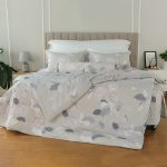 Sản phẩm chăn ga Bellis B12 lấy tông màu ghi xám làm chủ đạo kết hợp họa tiết hoa cẩm tú cầu trên nền chất liệu tencel được sản xuất theo công nghệ nhập khẩu Hàn Quốc mang đến lựa chọn tin cậy về chất lượng cũng như mẫu mã cho khách hàng.