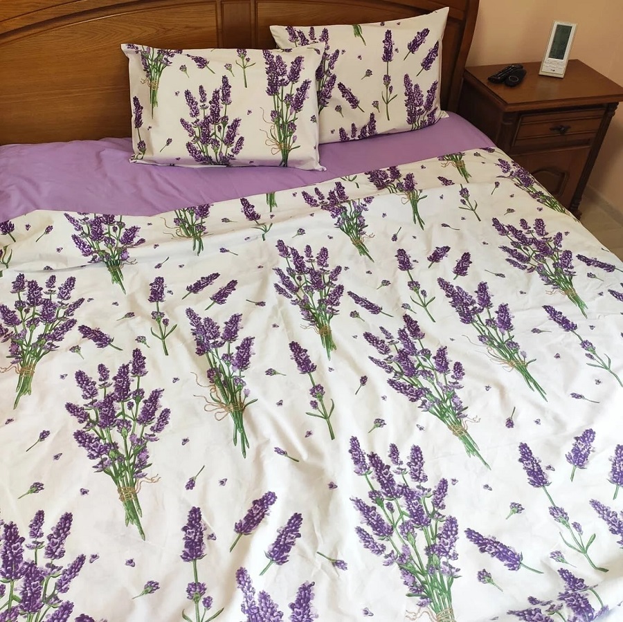 Ga giường màu tím trơn làm nổi bật họa tiết hoa oải hương của chăn và gối