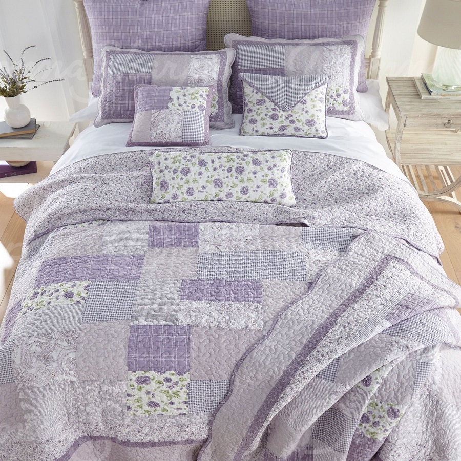 Màu tím và họa tiết hoa lavender được thiết kế theo cảm hứng đồng quê ngọt ngào, thơ mộng.
