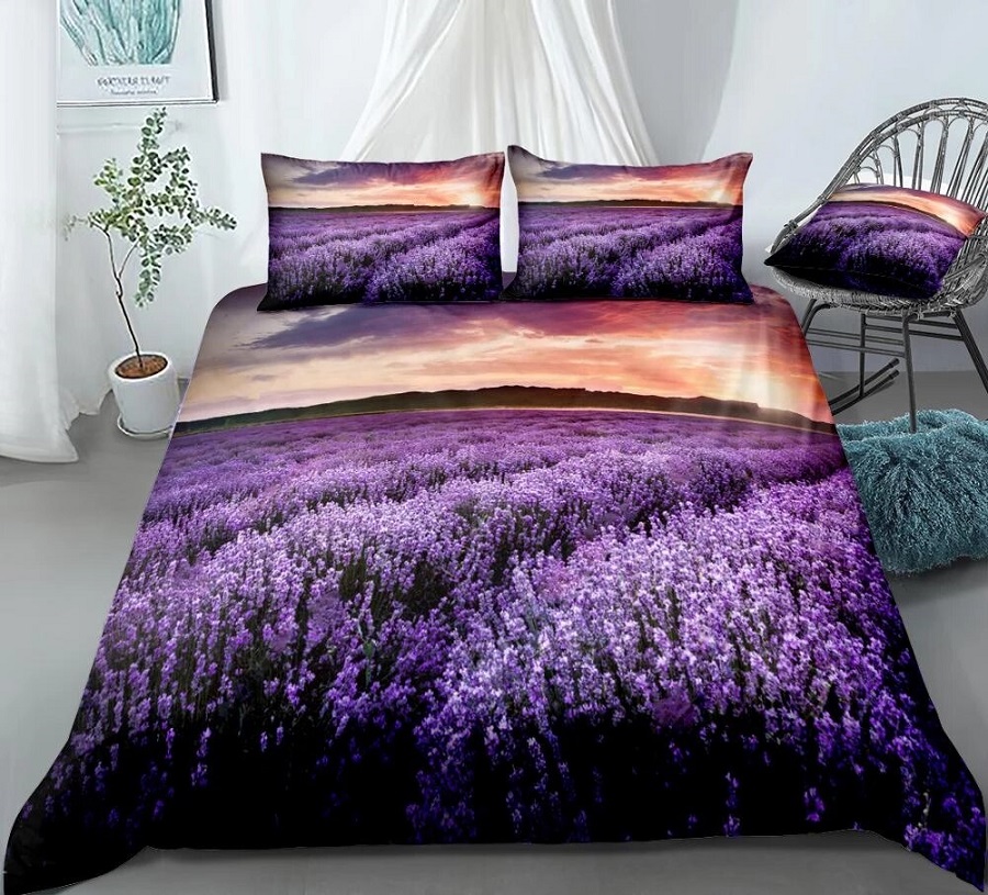 Cánh đồng hoa lavender được khéo léo đưa vào trang trí bộ chăn ga