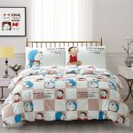 Không chỉ là những người bạn đồng hành cùng nhau trong chuyện, Doremon và Nobita cũng cùng nhau xuất hiện trong bộ chăn ga gối đệm này mang đến cho các bé nhiều điều bất ngờ và lý thú.
