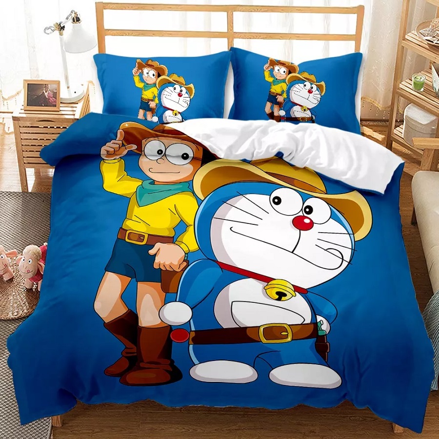 Bất kể ai khi đọc hoặc xem qua bộ truyện tranh Doremon chắc hẳn đều ấn tượng với tình bạn đẹp giữa chú mèo máy và cậu bạn Nobita. Và tình bạn này đã được tái hiện lại qua bộ chăn ga gối đệm màu xanh dương vô cùng nổi bật này.