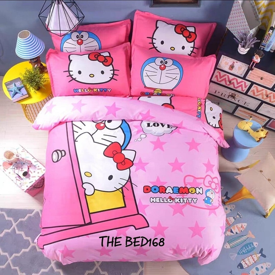Bộ chăn ga gối đệm này có sự kết hợp hoàn hảo giữa hai nhân vật hoạt hình là chú mèo máy Doremon và chú mèo Hello Kitty dễ thương. Đây là một siêu phẩm dành cho các bé yêu thích hoạt hình Nhật Bản.
