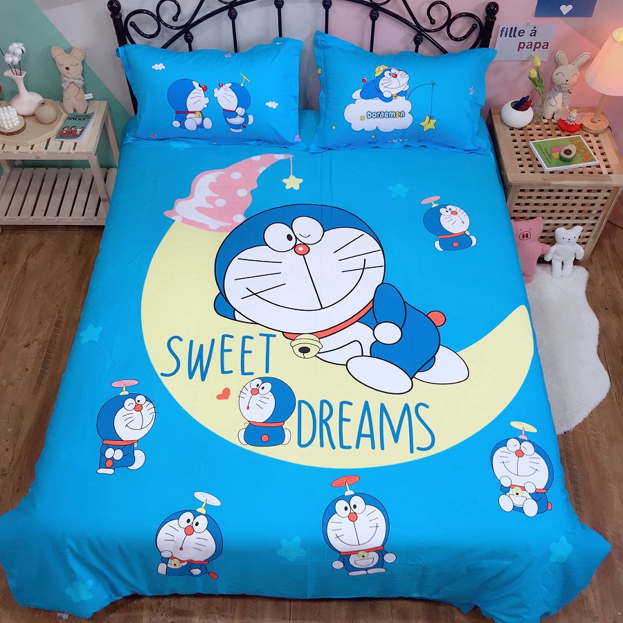 Chăn ga gối đệm Doremon Sweet Dreams được làm từ chất liệu cotton 100% nhập khẩu, mềm mại, an toàn giúp bé đi vào giấc ngủ ngon và có những giấc mơ ngọt ngào.