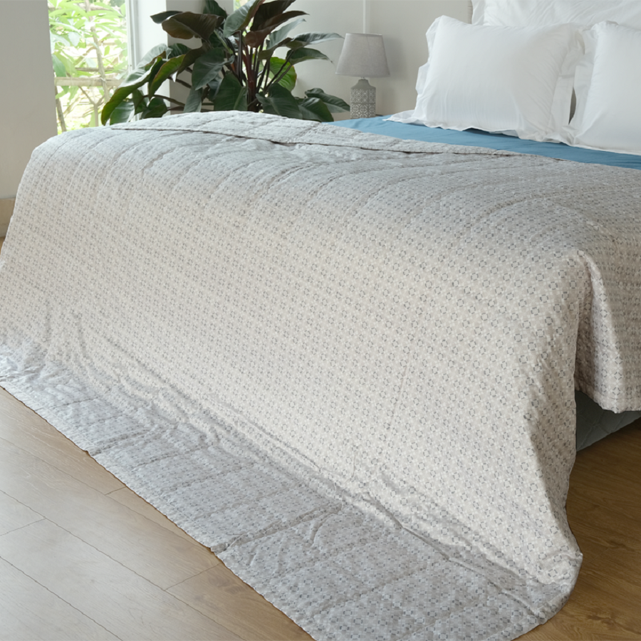 Bộ chăn hè Elegant H66 làm từ chất liệu Tencel cao cấp được sản xuất theo công nghệ Hàn Quốc với kiểu dáng trang nhã là một item đáng có trong không gian phòng ngủ của gia đình bạn.