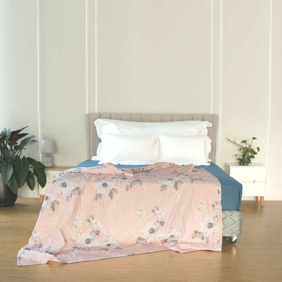 Bộ sản phẩm chăn hè Elegant H112 tông Hồng ngọt ngào kết hợp cùng họa tiết hoa lá nhẹ nhàng mang đến cảm giác thư giãn, dễ chịu cho không gian nội thất.