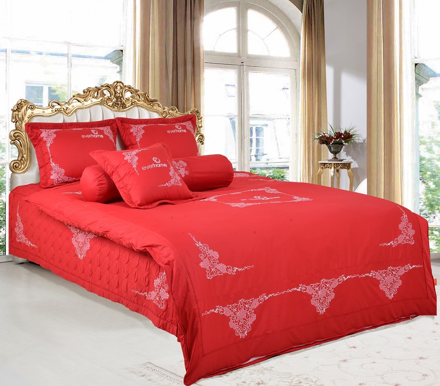 Chăn ga sắc đỏ rực rỡ kết hợp với họa tiết trang trí mềm mại mang đến nguồn năng lực tích cực, dồi dào cho đời sống lứa đôi