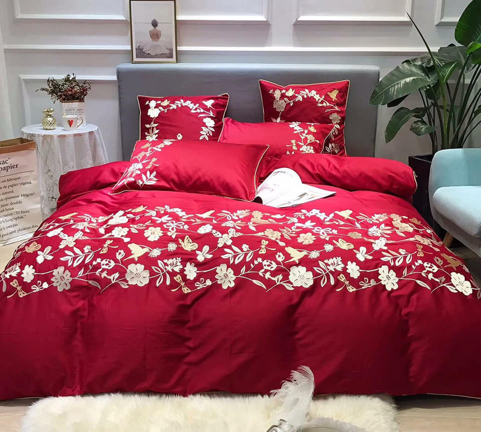 Chăn ga gối đệm tông đỏ kết hợp họa tiết hoa vàng - trắng điểm xuyết mang đến sự mềm mại, tinh tế cho không gian phòng ngủ