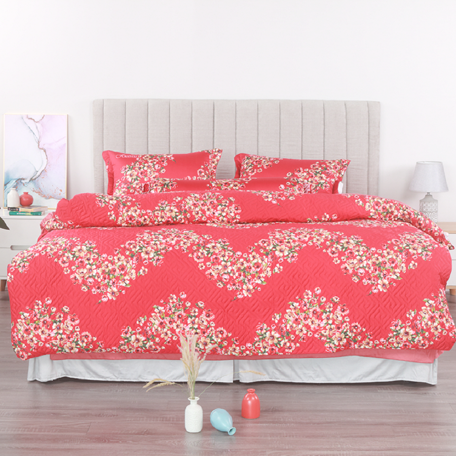 Họa tiết hoa nhí trắng điểm xuyết xanh trên nền đỏ cam mang đến cảm giác đầy tươi mới, trẻ trung cho phòng ngủ của bạn