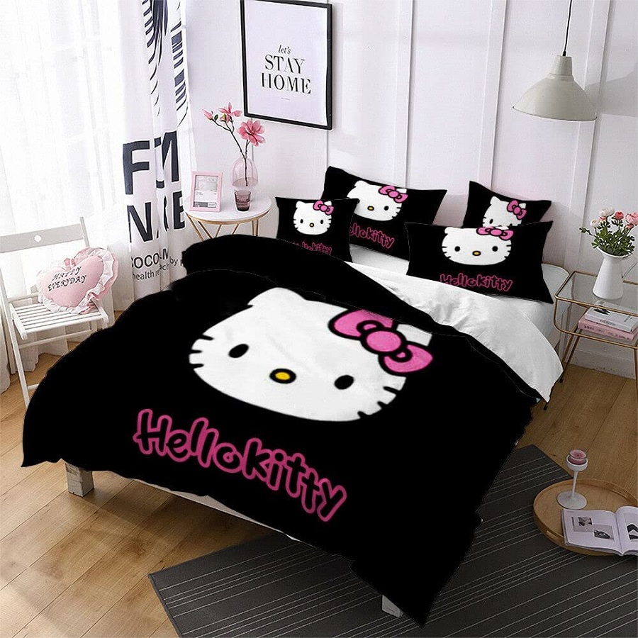 Với việc sử dụng hai tone màu đối lập đen - trắng, kết hợp thêm hồng dạ quang, mẫu chăn ga gối đệm Hello Kitty màu đen này khiến phòng ngủ của bé vừa nổi bật mà lại vừa bí ẩn hơn bao giờ hết.