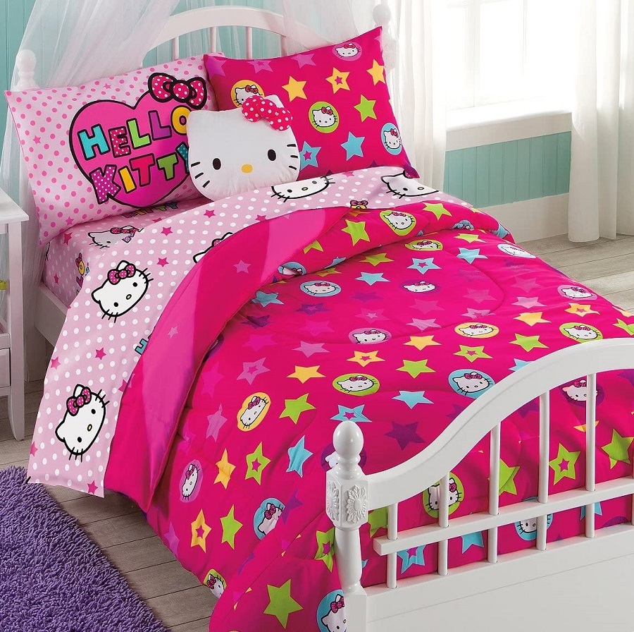 Bộ chăn ga gối đệm Hello Kitty ngôi sao được làm từ vải cotton cao cấp. Với ưu điểm là mềm mại, thoáng khí, dễ giặt giũ sản phẩm được rất nhiều phụ huynh lựa chọn để nâng niu giấc ngủ các bé.