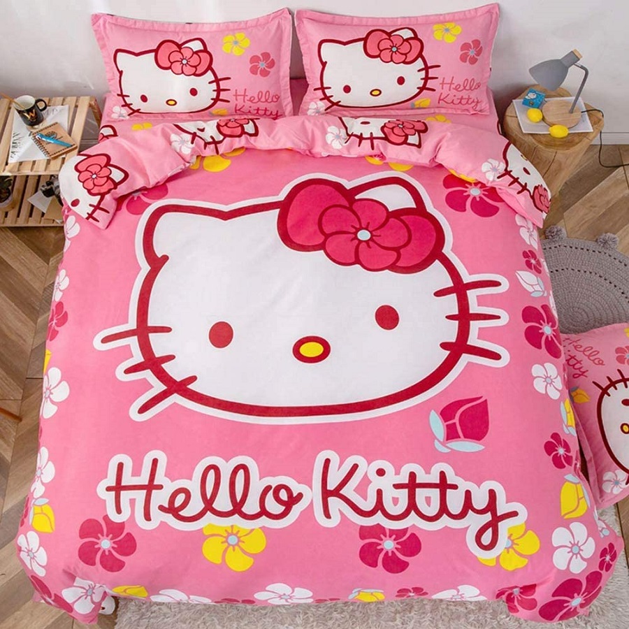 Với họa tiết hình chú mèo Hello Kitty được in to và nổi bật trên nền vải cotton màu hồng, mẫu chăn ga gối đệm này chính là một sản phẩm không thể thiếu trong phòng ngủ của những bé gái yêu thích sự điệu đà, nữ tính mà đầy ngọt ngào.
