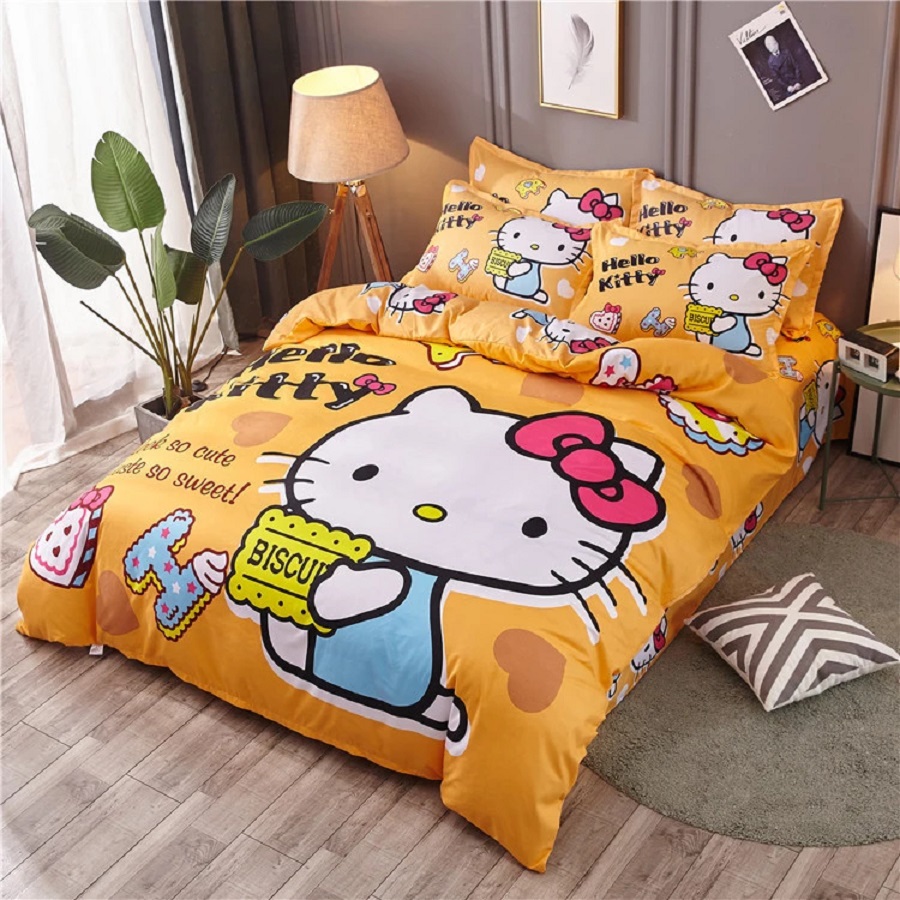 Khoác lên mình màu vàng tươi của nắng, bộ chăn ga gối đệm Hello Kitty này mang đến một không gian tươi mới cho phòng ngủ của các bé.